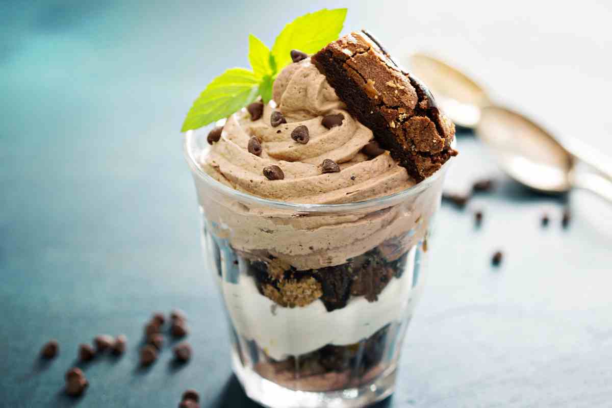 Cheesecake al caffè e cioccolato nel bicchiere