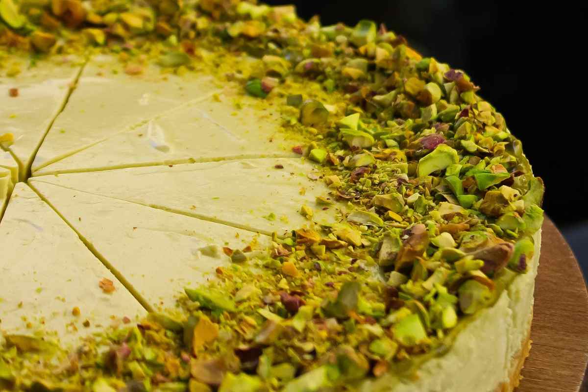 Cheesecake al triplo pistacchio vista da vicino