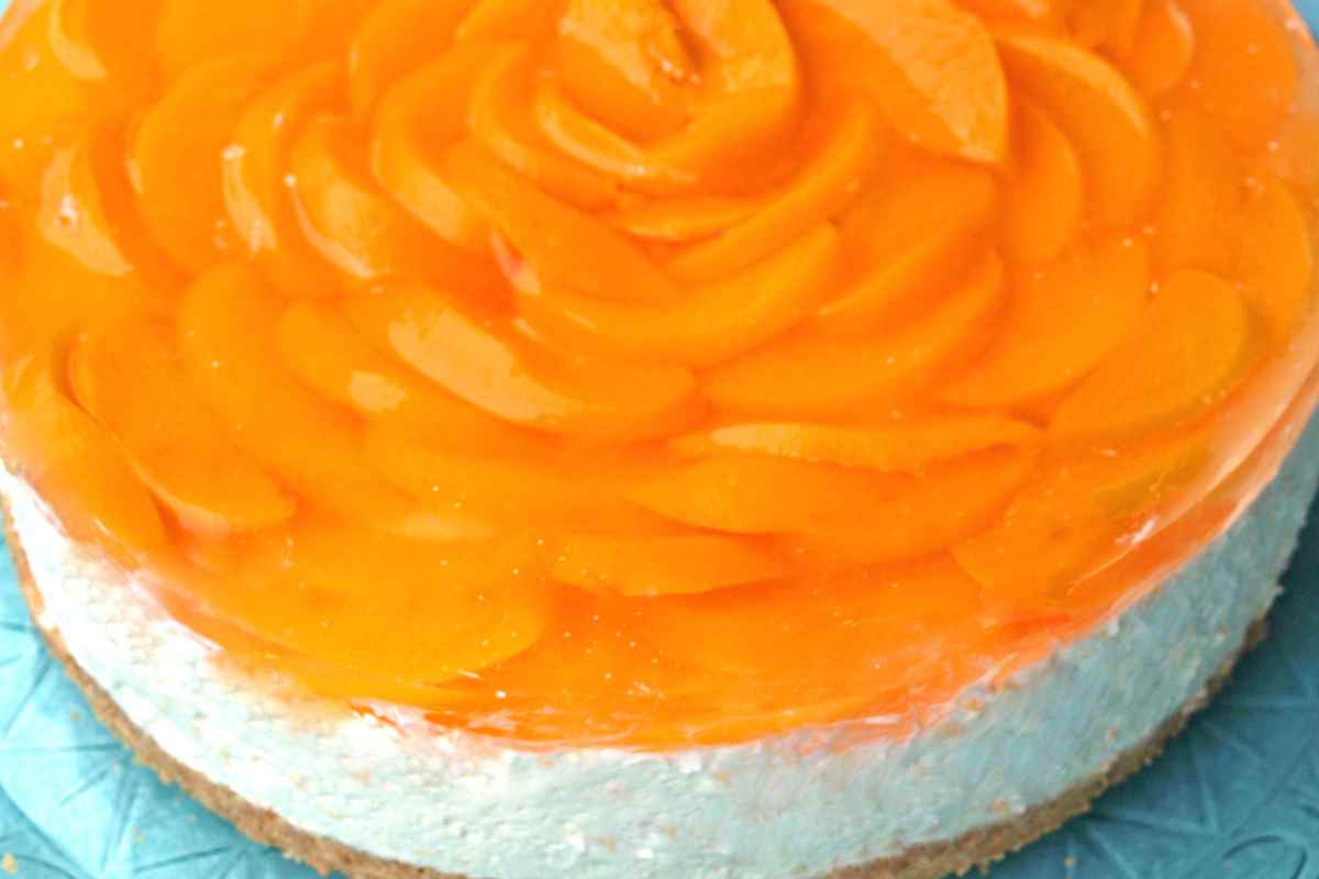 Cheesecake alle pesche con mascarpone in un piatto vista dall'alto