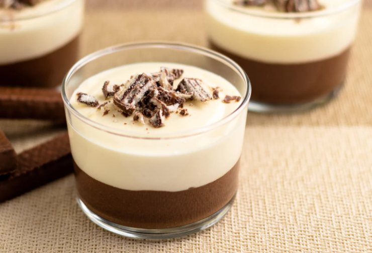Bicchiere di cheesecake panna e cioccolato