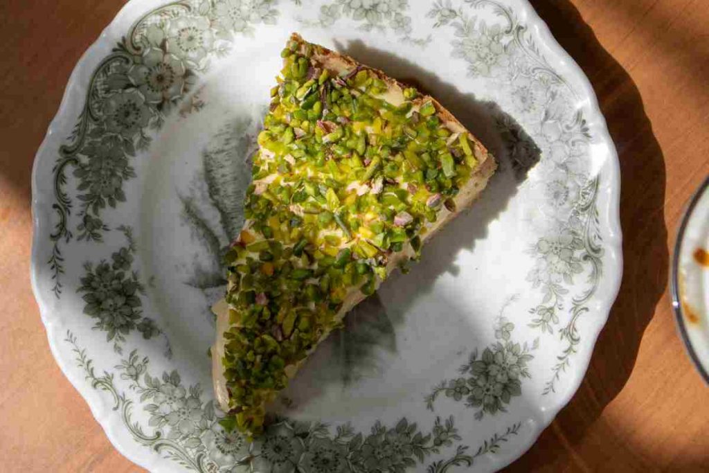 fetta di Cheesecake triplo pistacchio vista dall'alto