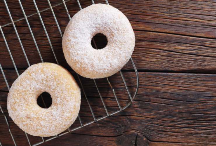 Ciambelline su una grata da forno