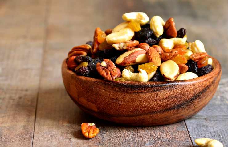 Una ciotola con della frutta secca