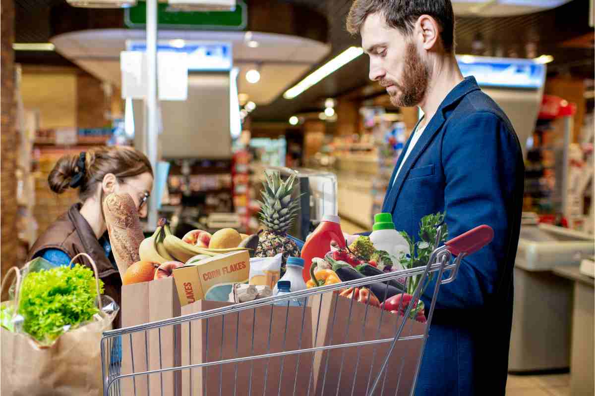 Un uomo che paga la spesa al supermercato