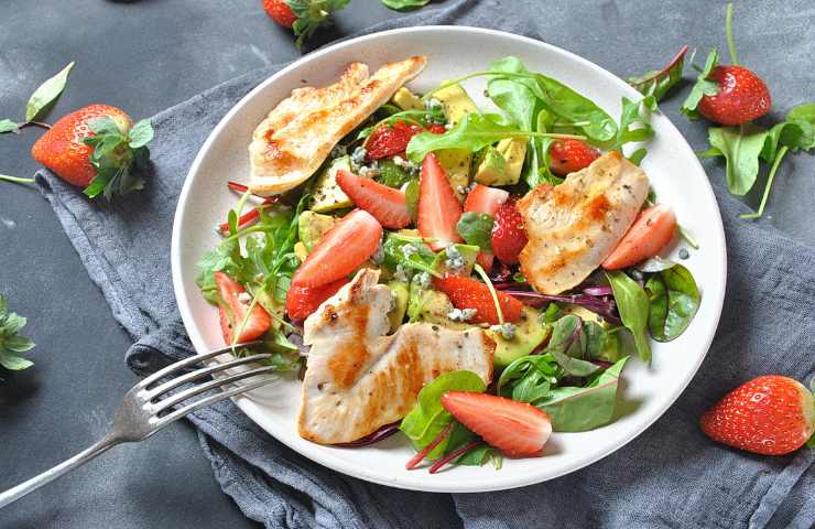 Una insalata di pollo in un piatto