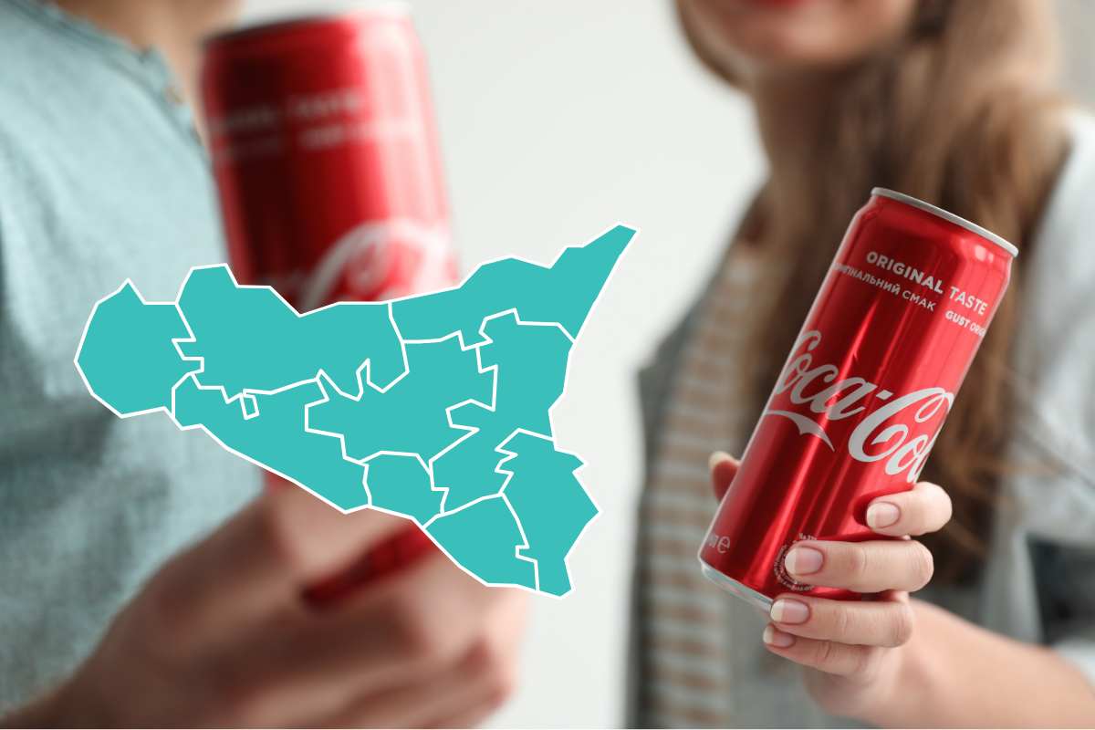 Una grafica della Sicilia e due persone con delle lattine di Coca Cola