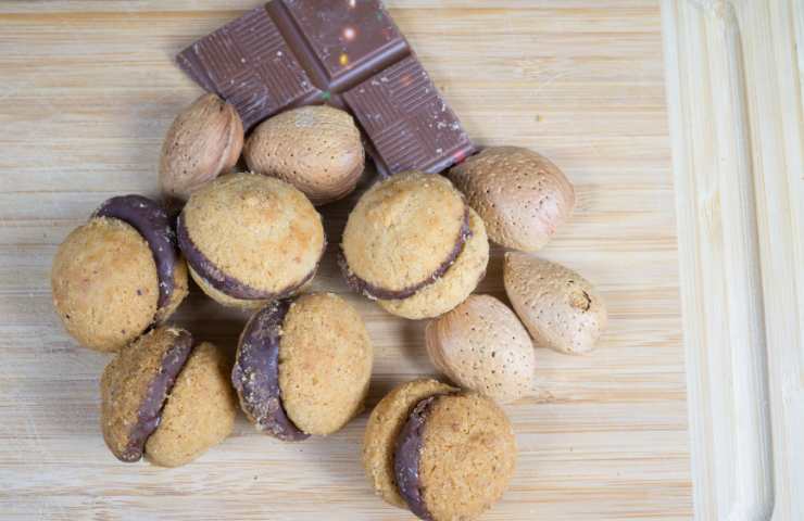 Dei biscotti su un tavolo