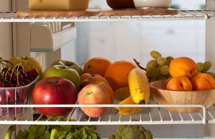 Delle pesche ed altri tipi di frutta in un frigo