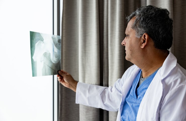 Un medico al lavoro