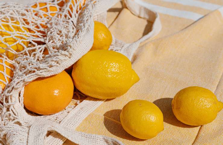 Dei limoni su un tavolo