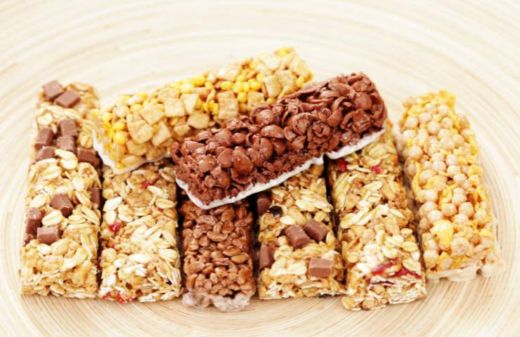 Delle barrette fatte con diversi cereali avanzati