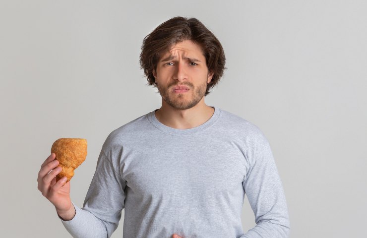 Un uomo dolorante all'intestino