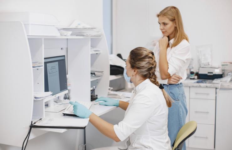 Due dottoresse che guardano lo schermo di un computer