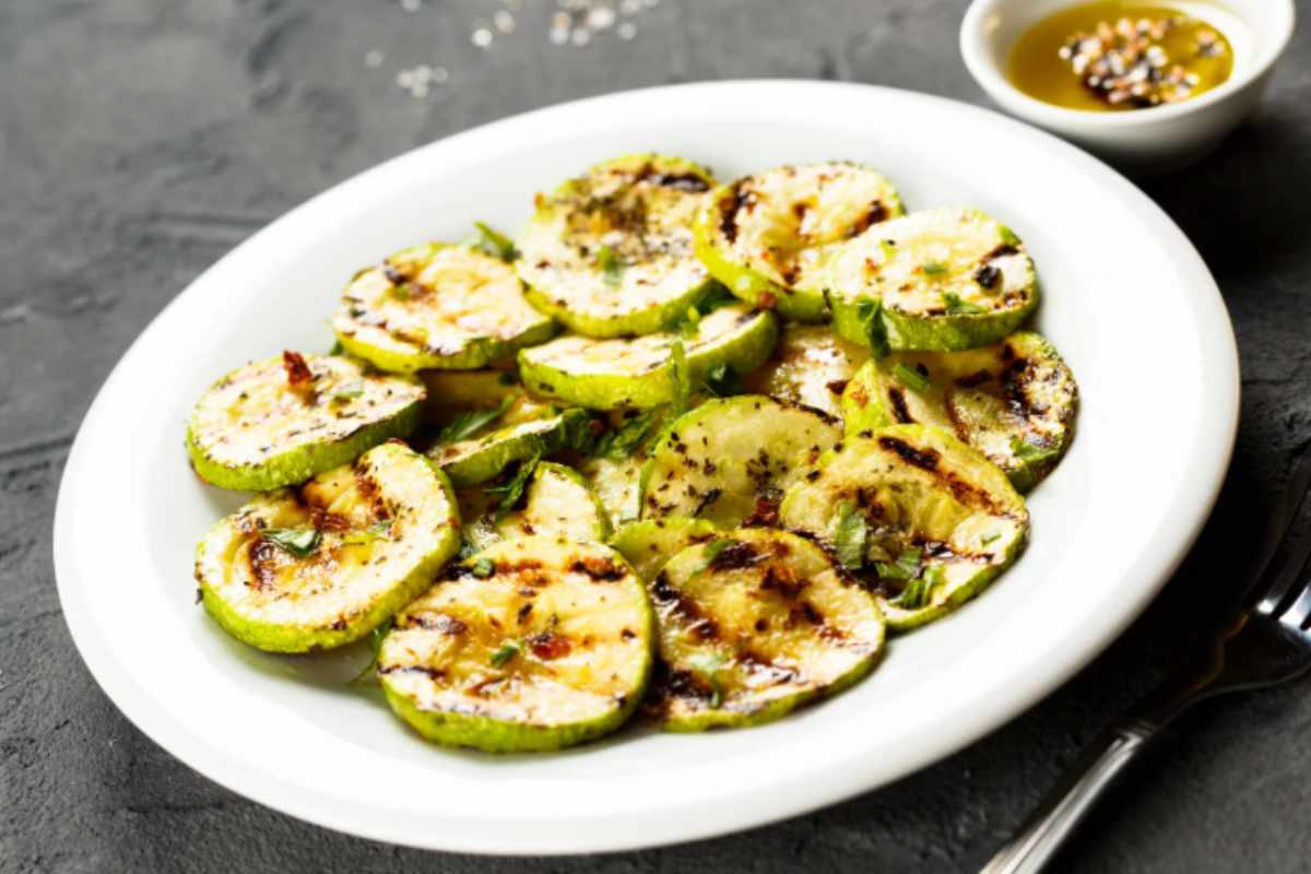 Zucchine grigliate in un piatto bianco