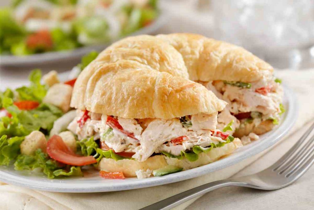 Cornetto salato con insalata di pollo