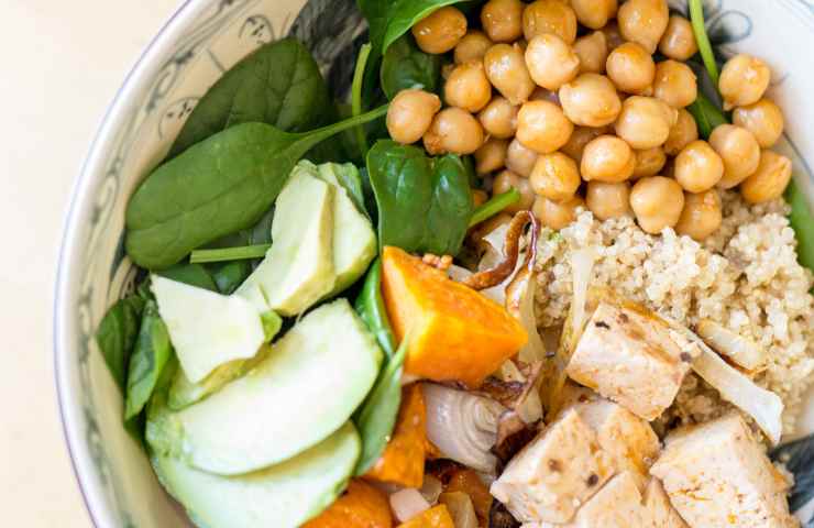 Vari alimenti proteici in un piatto