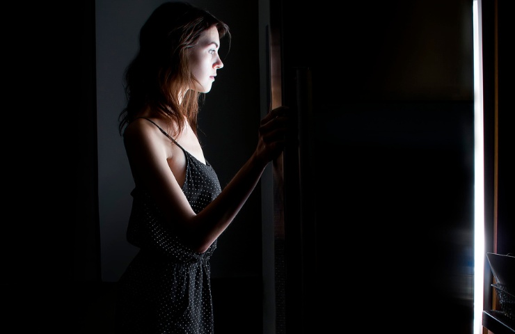 Una donna davanti al frigorifero