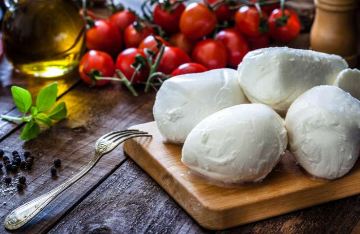 Della mozzarella di bufala fresca e dei pomodorini