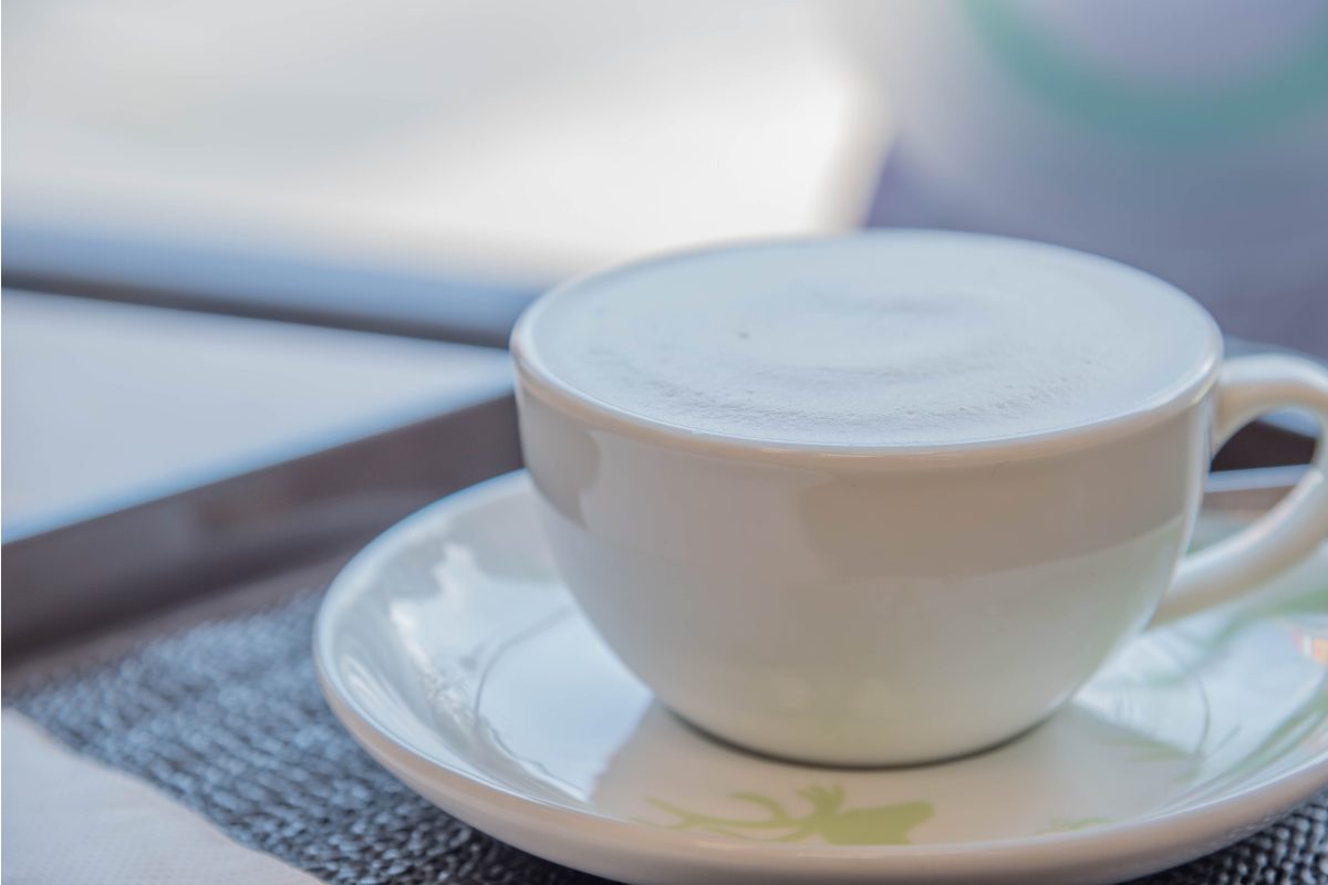 Una tazza di latte su un tavolo