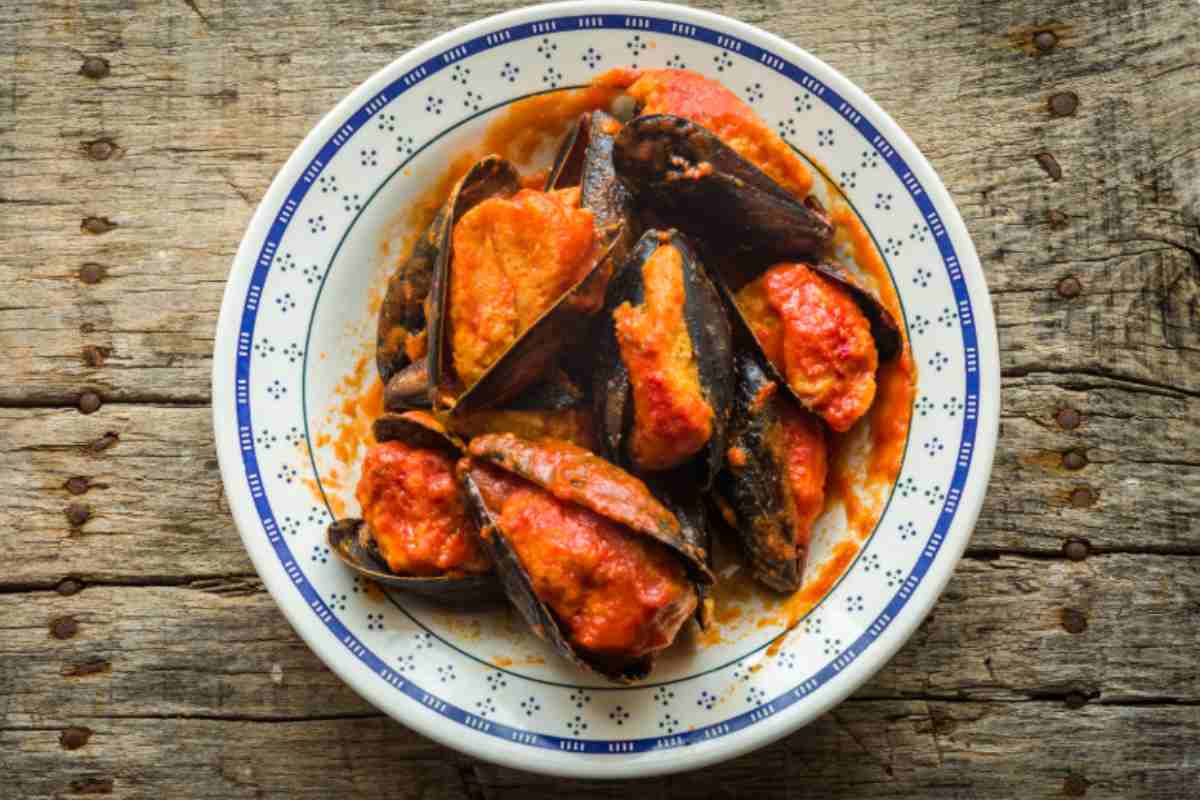 Cozze ripiene al sugo in un piatto