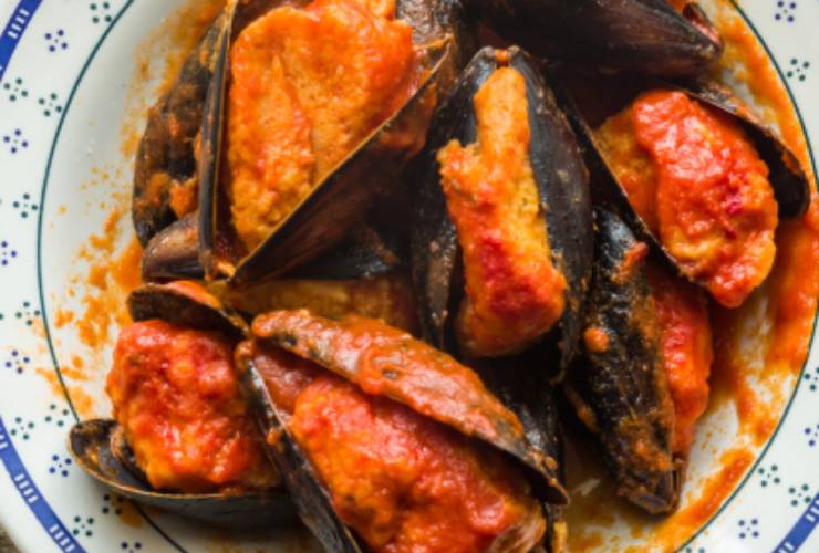 Cozze ripiene al sugo in primo piano