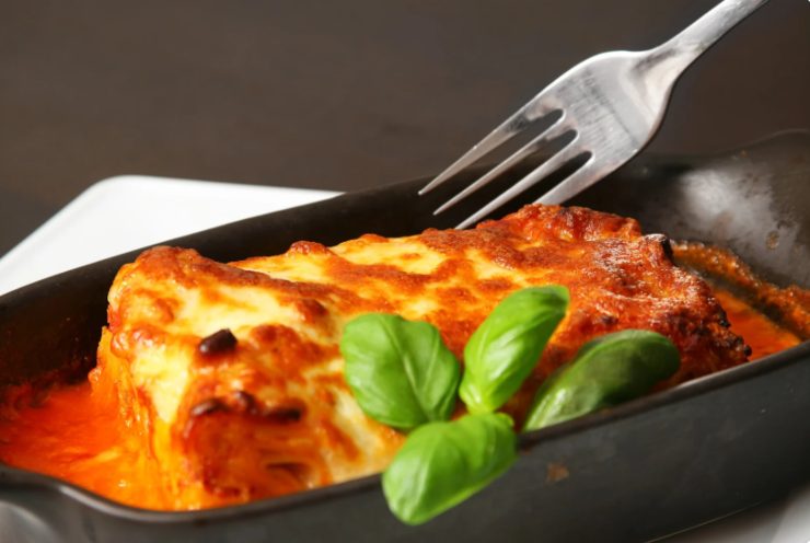 Porzione di lasagna al sugo