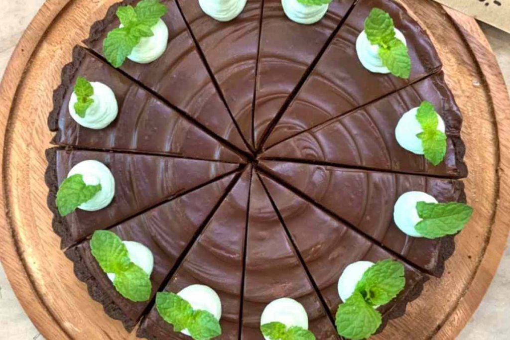Crostata con menta e cioccolato vista dall'alto