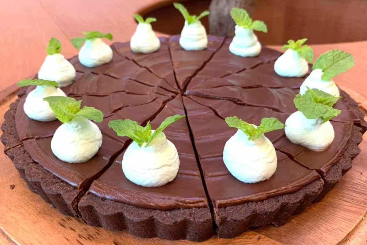 Crostata menta e cioccolato su un tagliere