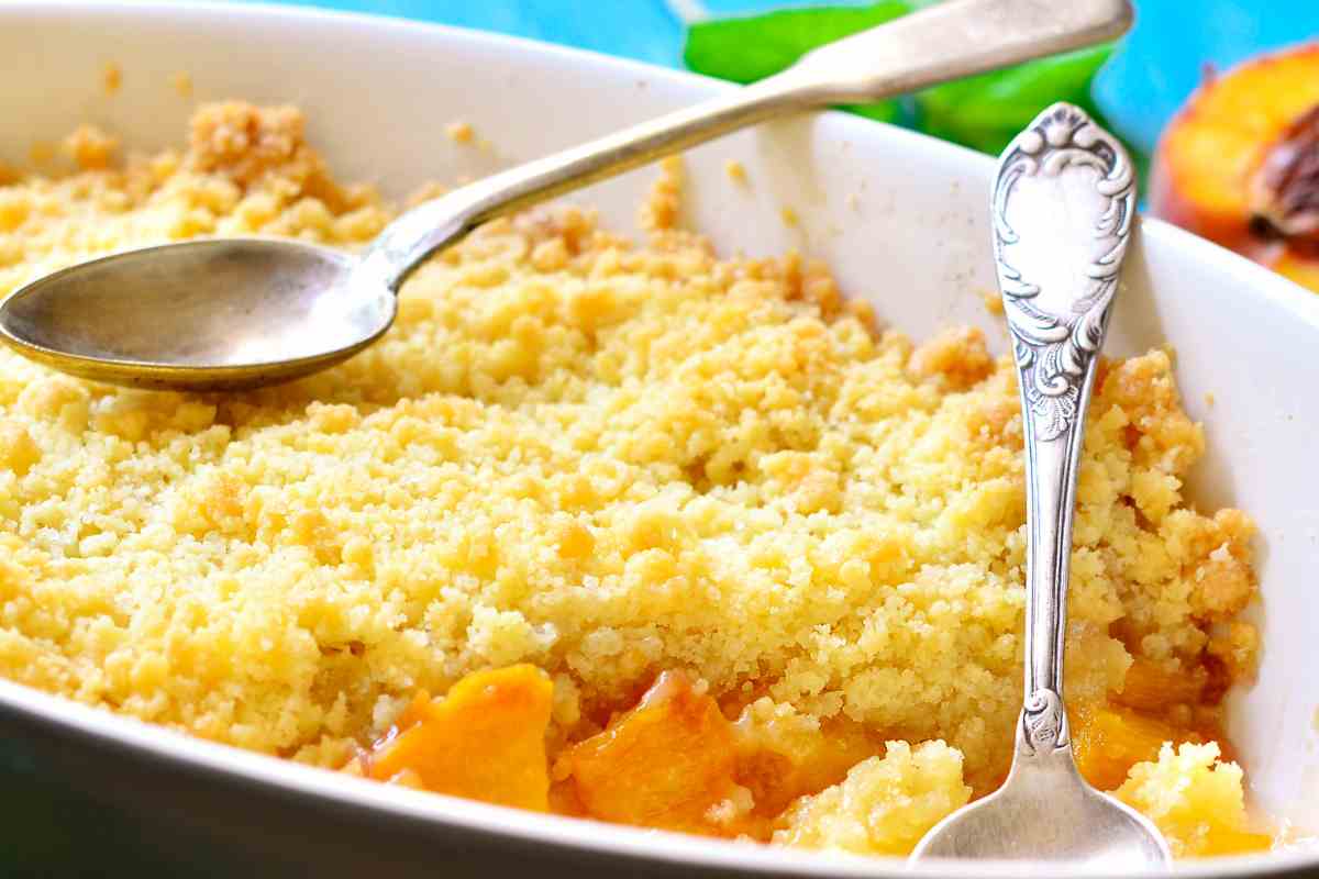 Crumble alle pesche in una pirofila vista da vicino