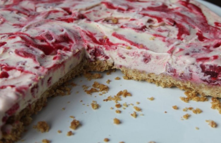 La torta estiva ricotta e lamponi appena tagliata