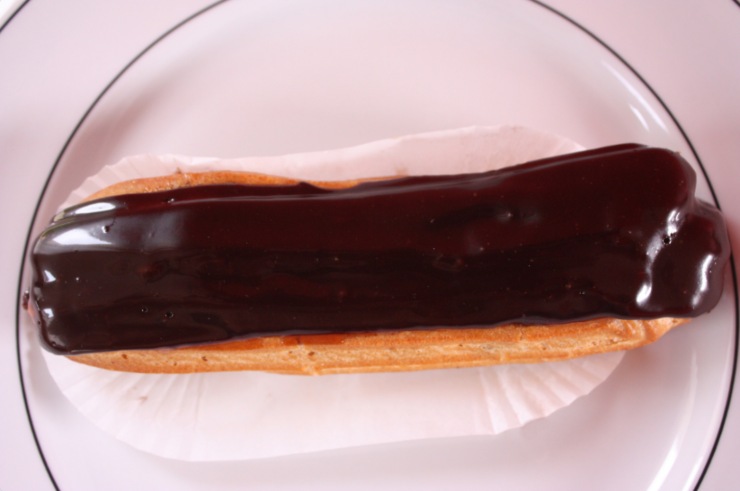 Eclair francese in un piatto