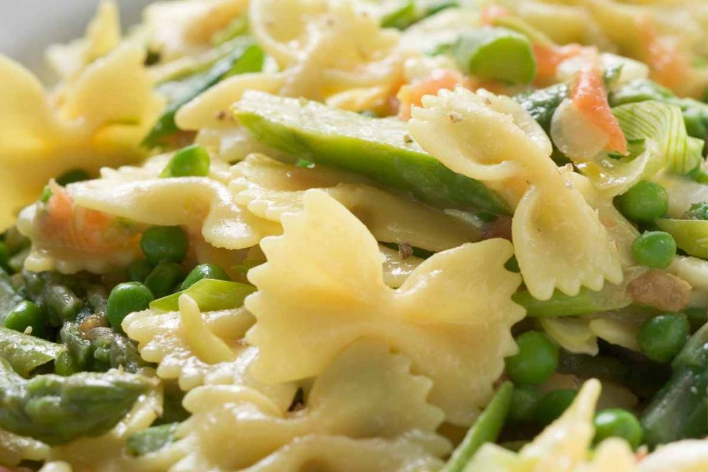 piatto con farfalle salmone e verdure viste da vicino