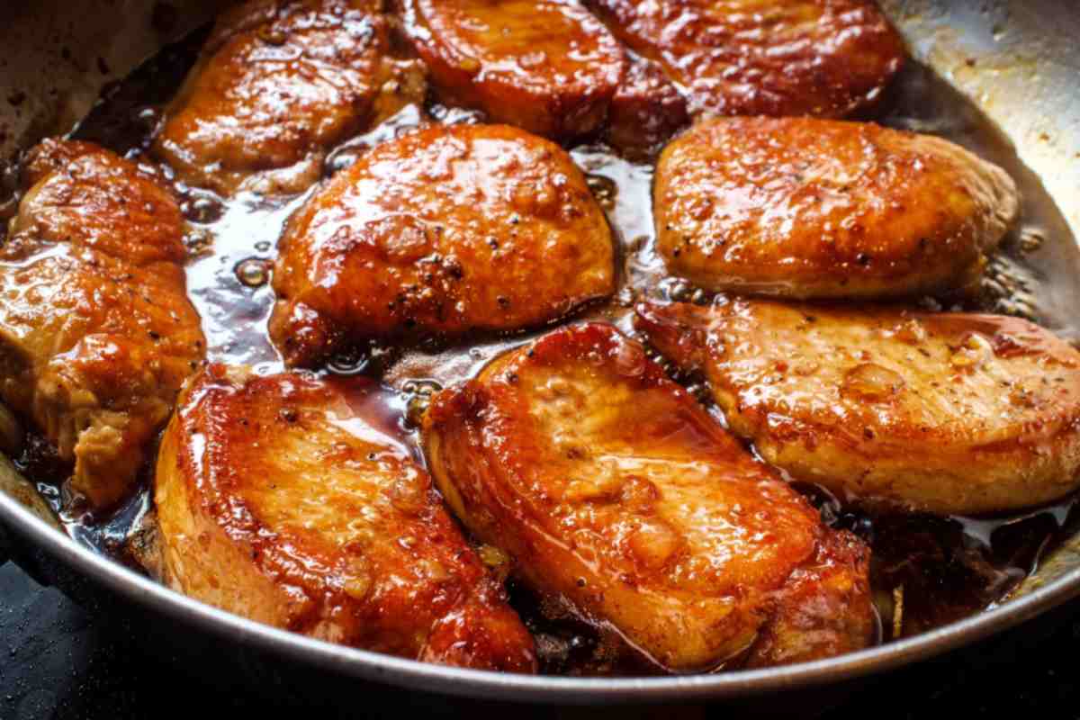 Fettine di carne di maiale in padella con olio
