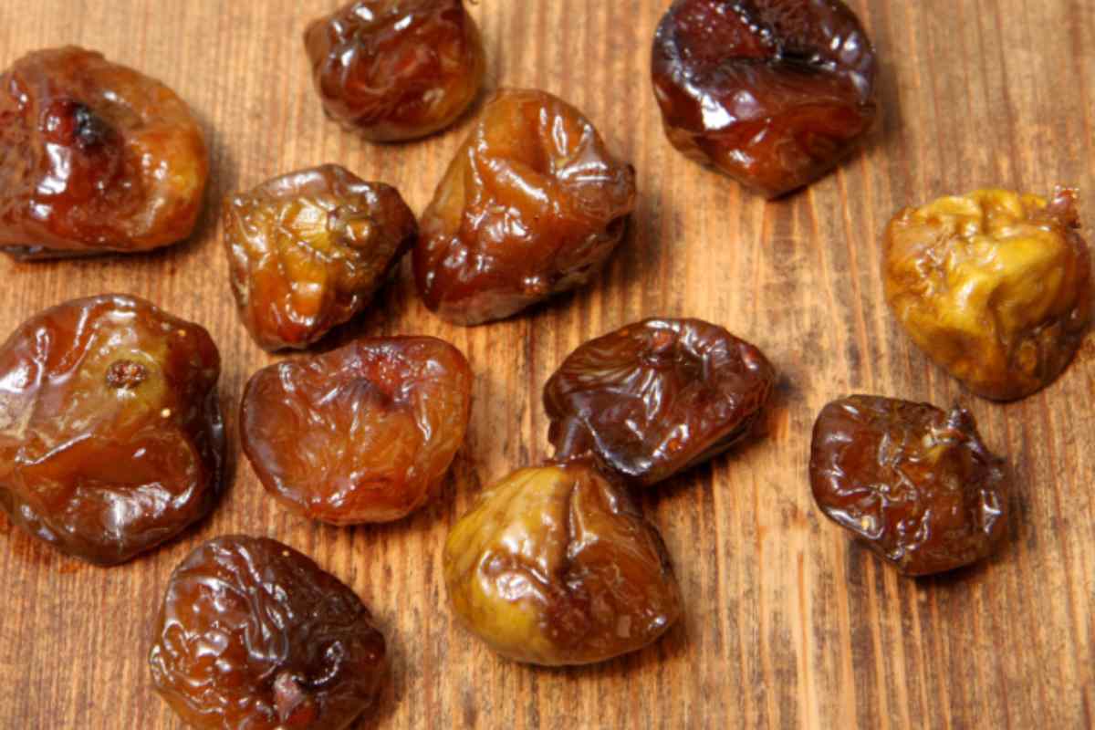 Fichi caramellati su tagliere di legno