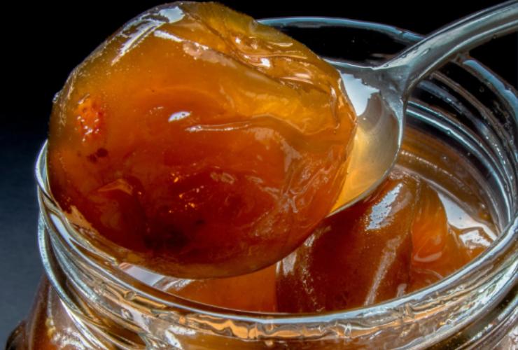 Fico caramellato in un vasetto