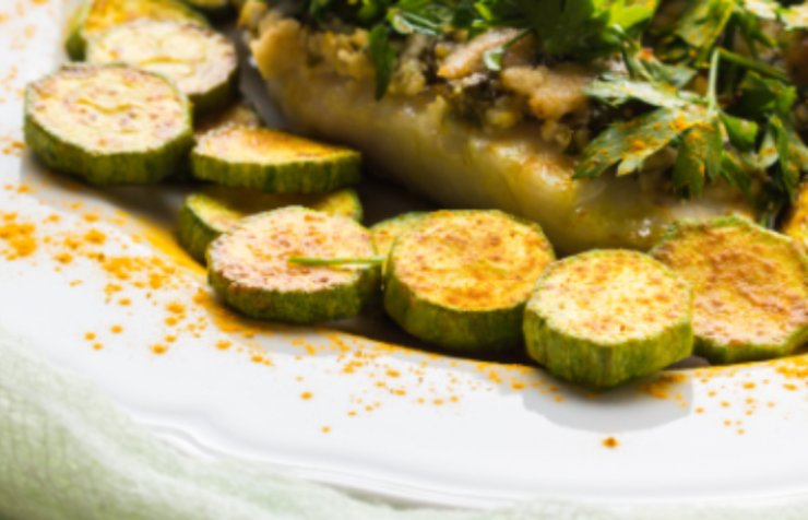 Zucchine con pesce in un piatto