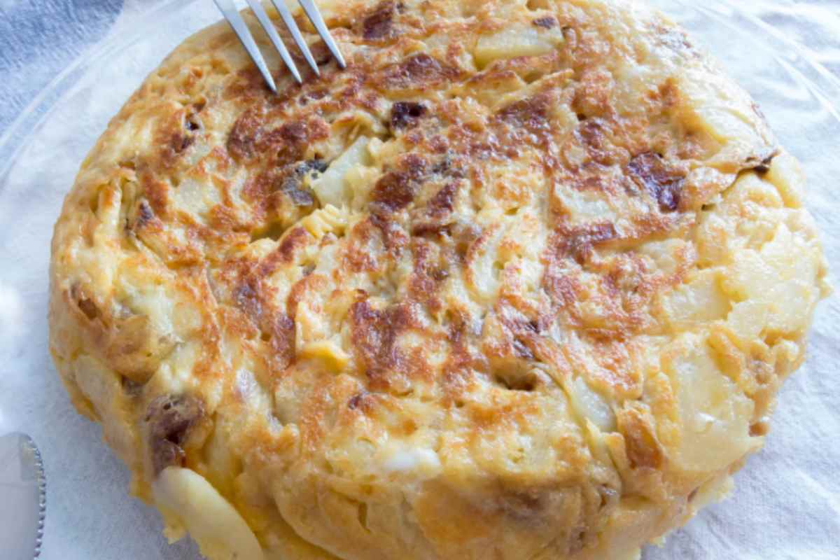 Frittata alta con le cipolle e una forchetta