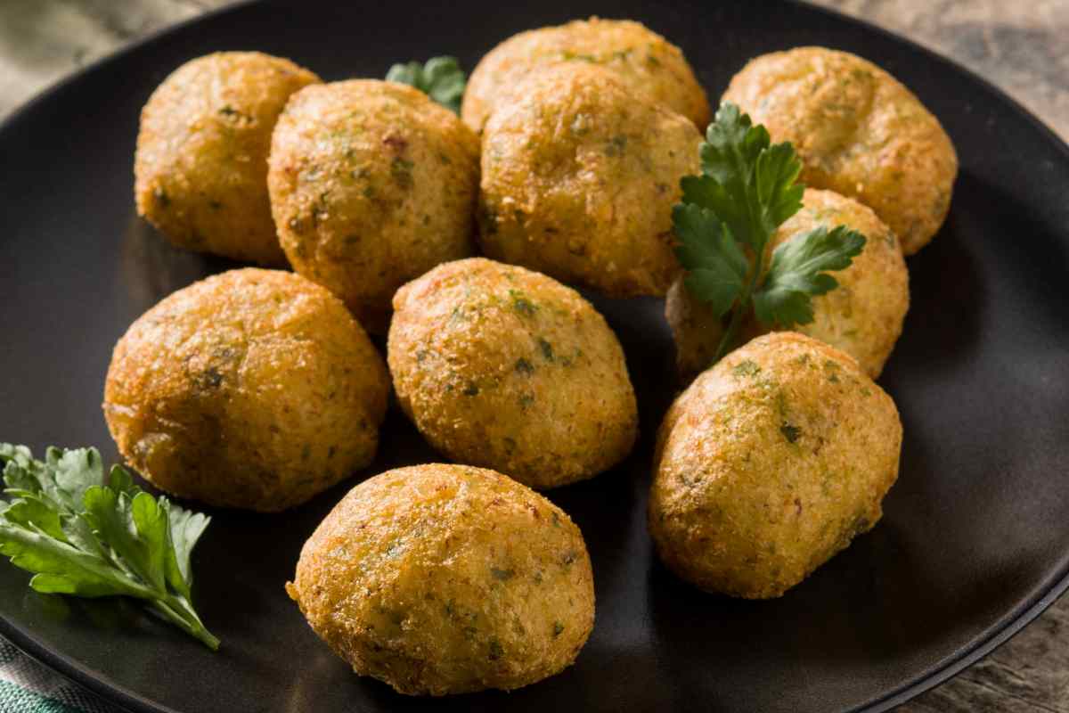 Frittelle di alghe di mare in un piatto nero viste da vicino