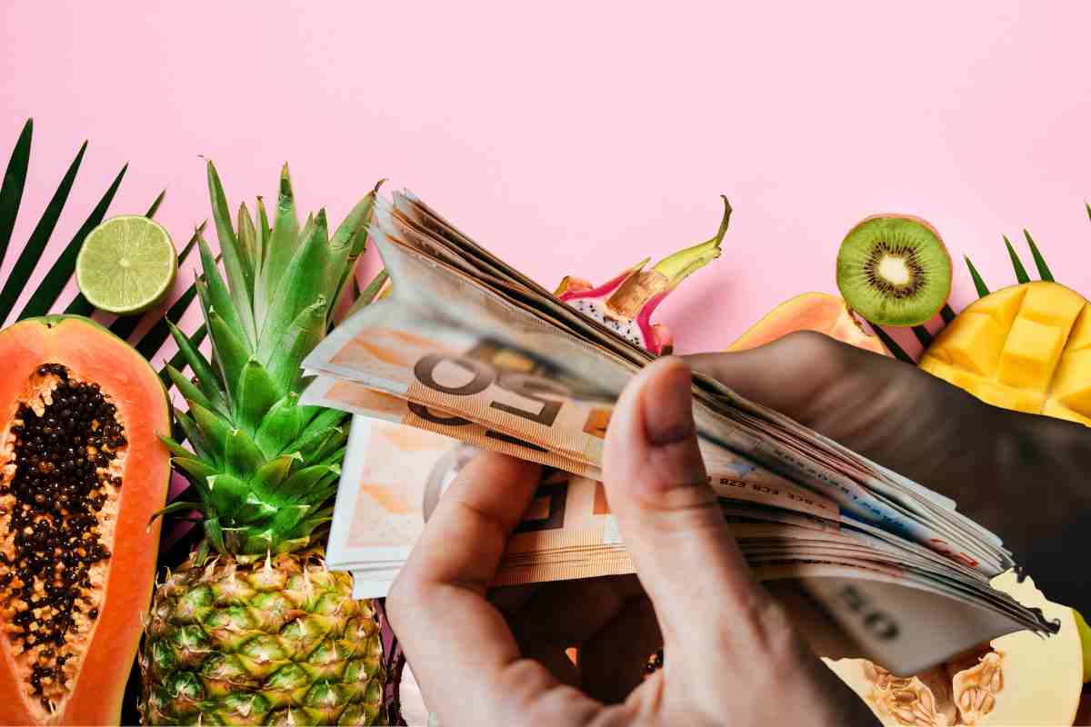 Diversi tipi di frutti esotici e delle mani che maneggiano dei soldi