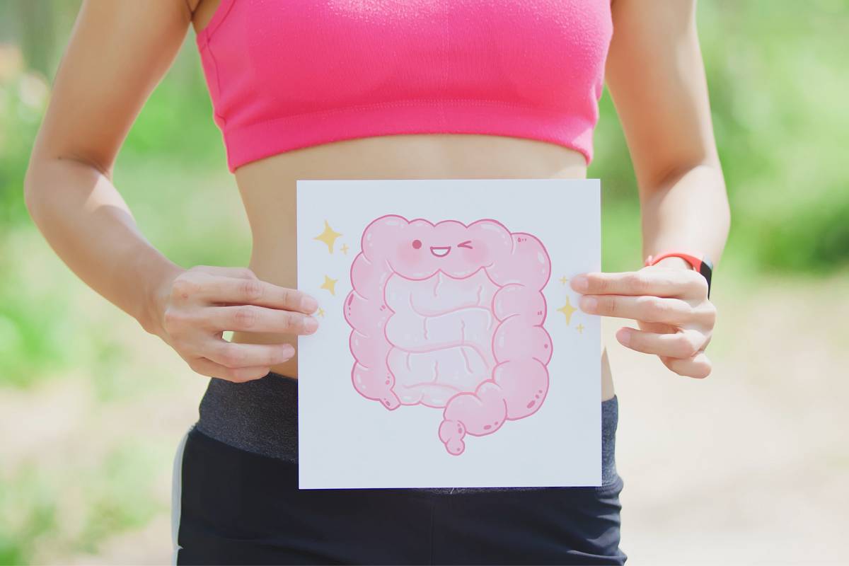 Una rappresentazione dell'intestino tenuta da una donna