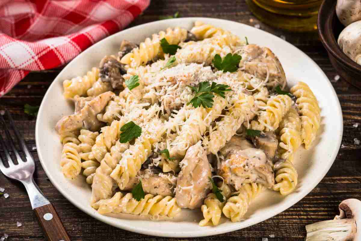 Un piatto di Fusilli cremosi con pollo e funghi