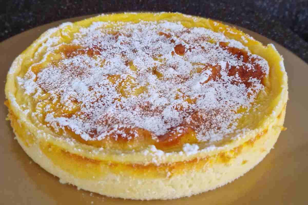 Galatopita su un vassoio, la torta di latte e semolino greca
