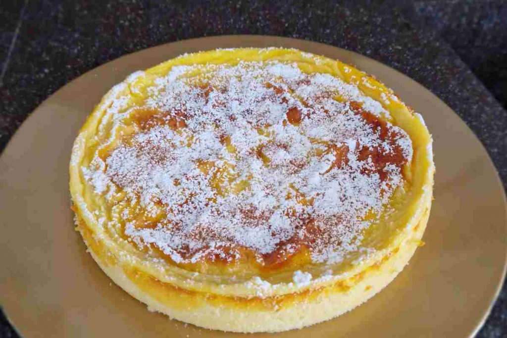 Galatopita torta latte e semolino greca sul vassoio