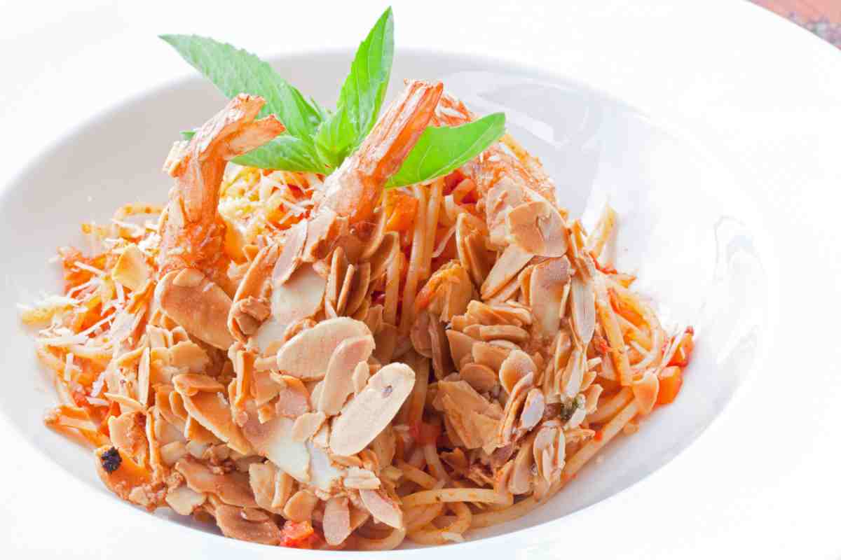 Un piatto di spaghetti con gamberetti alle mandorle