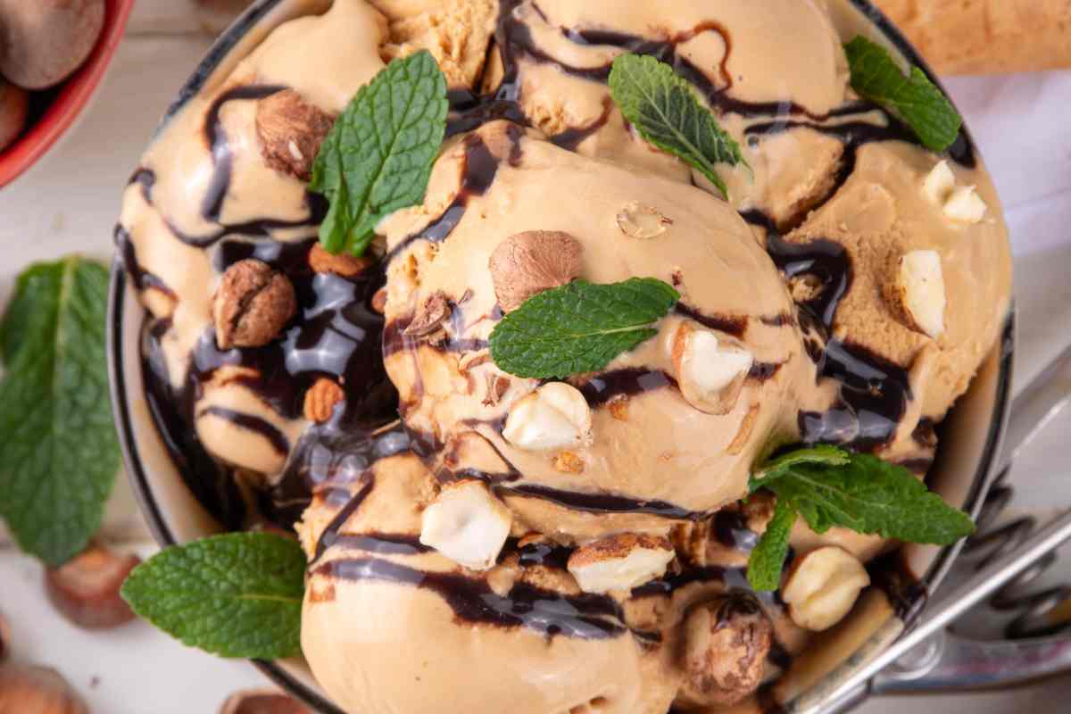 coppa di gelato alla nocciola vista dall'alto