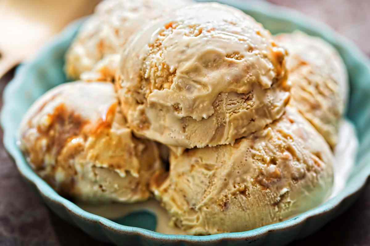 Palline di gelato al caramello salato in una ciotola