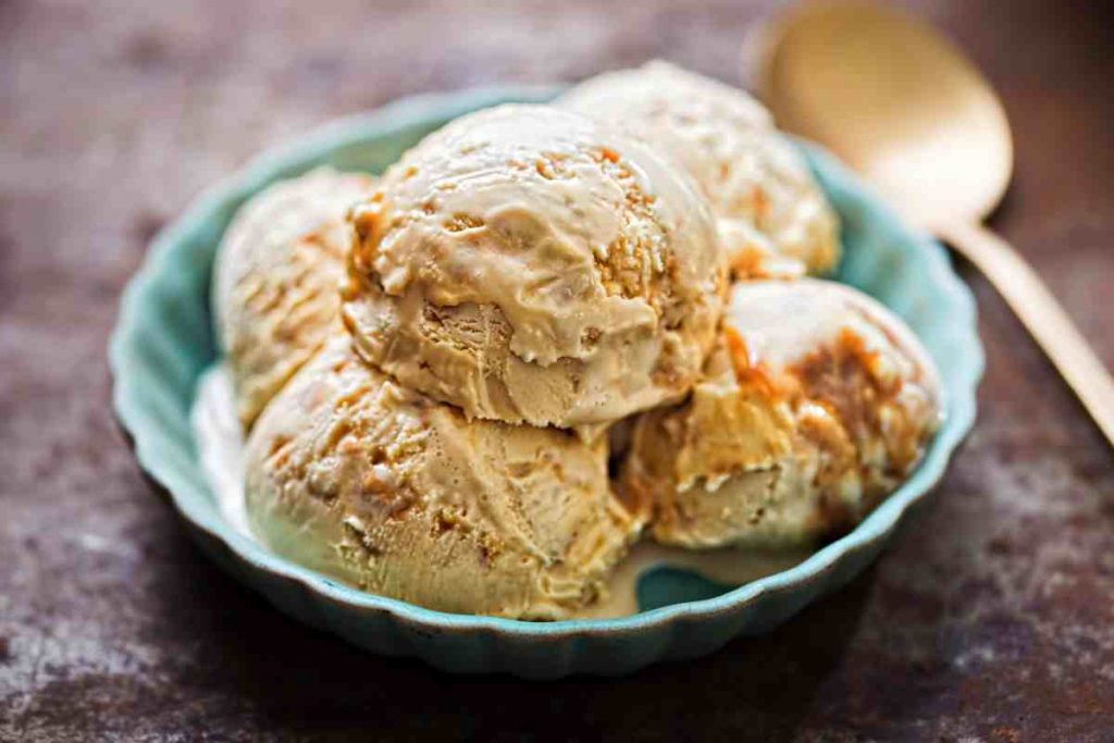 Gelato al caramello salato in una coppa