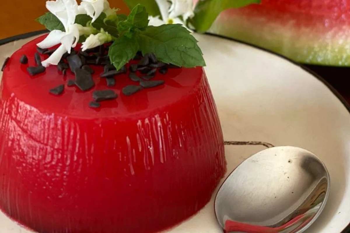 gelo di melone in un piatto con foglie di gelsomino