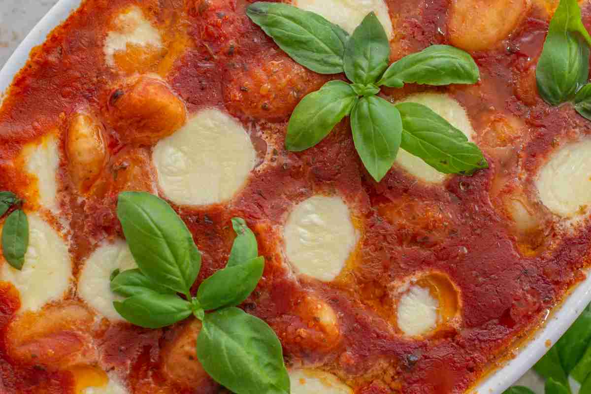 Gnocchi al forno con il sugo in una pirofila vista da vicino