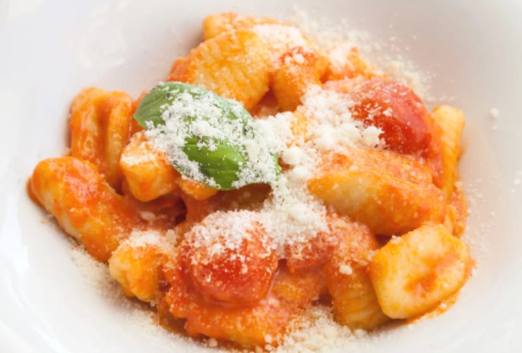 Gnocchi al sugo con parmigiano e basilico